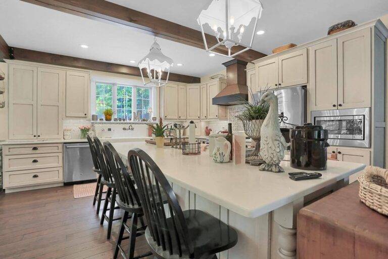 Farmhouse kitchen hood