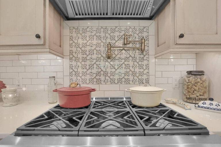Farmhouse kitchen pot filler faucet