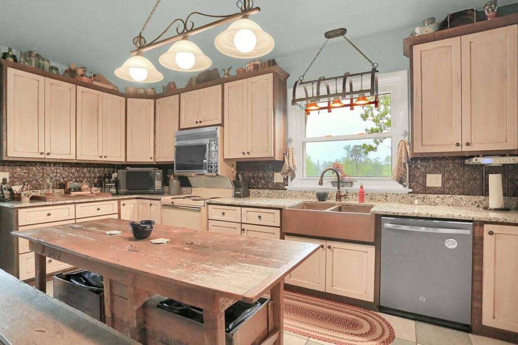 Rough sawn Oak Antique Glaze Country Kitchen